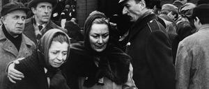 Herr Lowy (George Rose) und seine Frau (Kate Jaenicke) werden gemeinsam mit Josef (Fritz Weaver) und Berta Weiss (Rosemary Harris) nach Auschwitz deportiert