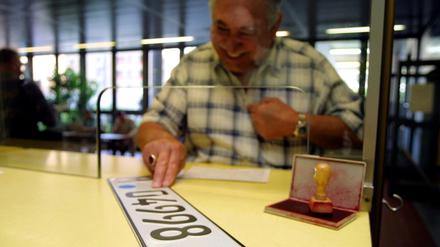 Die Plakette müssen Autofahrer vom Amt abholen, den Rest wird man bald online erledigen können. Noch im Jahr 2019 sollen Online-Zulassungen flächendeckend möglich werden.