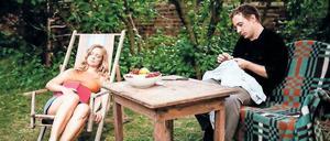 Adam (Florian Teichtmeister) und Evelyn (Anne Kanis) lassen sich von der Geschichte treiben.