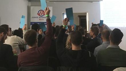 Karten hoch: Mitglieder der Jungen Alternative in Berlin.