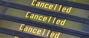 Eine Anzeigetafel weist in Schönefeld auf streikbedingt gestrichene und umgeleitete Flüge hin. Betroffen sind am Donnerstag Dutzende Flüge von und nach Berlin.