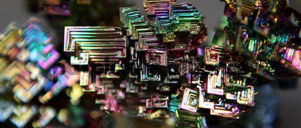 Aus solchen Wismut-Kristallen wird in Bismut isoliert. Auch das für Legierungen gebrauchten Element gehört zu den 44, die in Zukunft knapp werden könnten.