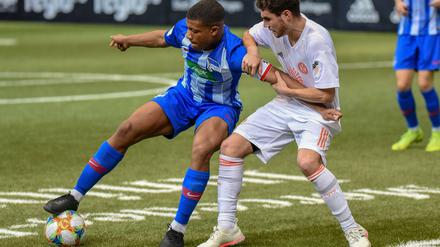 Hertha BSC (mit Jessic Ngankam/links) wurde am Ende als Titelverteidiger nur Siebter. 