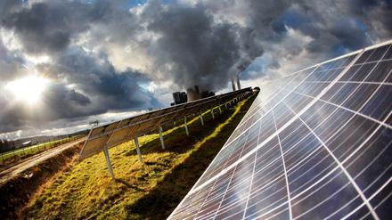 Die Sonne scheint in Inden auf eine Solaranlage (Archiv)
