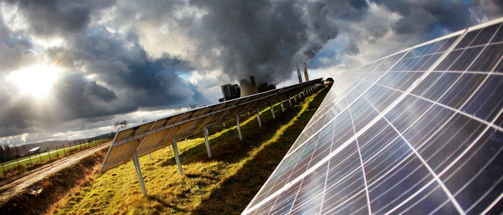 Die Sonne scheint in Inden auf eine Solaranlage (Archiv)