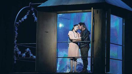Die Liebe von Leila (Dongmin Lee) und Nadir (Stefan Cifolelli) ist stärker als jeder Schwur.