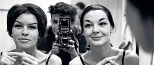 Spiegelbild. Ein Selbstporträt von Maria Austria mit zwei ihrer Mannequins, 1958 in Amsterdam. 
