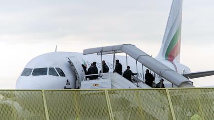Abgelehnte Asylbewerber steigen im Rahmen einer landesweiten Sammelabschiebung in ein Flugzeug.