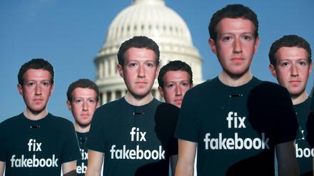 Pappaufsteller von Facebook-Gründer Mark Zuckerberg bei einer Protestaktion.