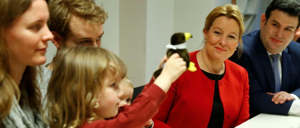 Familienbegleitung. Franziska Giffey und Hubertus Heil bei der Vorstellung ihres "Starke-Familien-Gesetzes" am Mittwoch in Wedding.