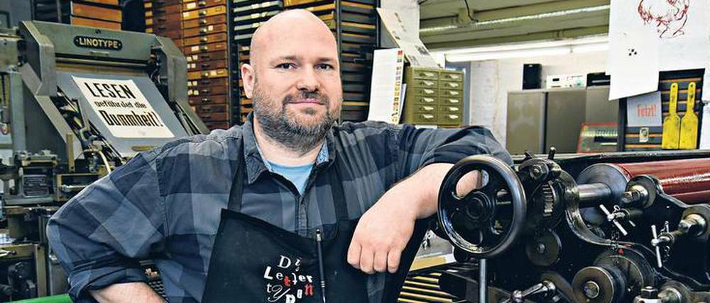 Daniel Klotz ist eine Hälfte der „Lettertypen“, einer Druckerei in Adlershof mit historischen Maschinen – darunter ist auch die fast 100-jährige, mehrere Tonnen schwere „Johanna“. 