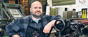 Daniel Klotz ist eine Hälfte der „Lettertypen“, einer Druckerei in Adlershof mit historischen Maschinen – darunter ist auch die fast 100-jährige, mehrere Tonnen schwere „Johanna“. 