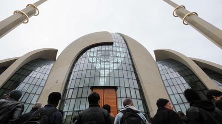 Im September eröffnete der türkische Präsident Erdogan die Kölner Ditib-Zentralmoschee. Jetzt ließ er hier eine Parallel-Islamkonferenz von eigenen Beamten organisieren.