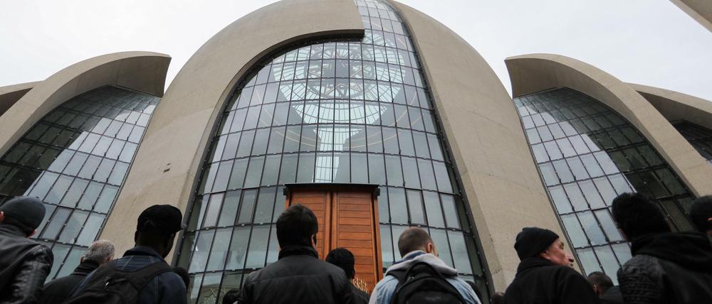 Im September eröffnete der türkische Präsident Erdogan die Kölner Ditib-Zentralmoschee. Jetzt ließ er hier eine Parallel-Islamkonferenz von eigenen Beamten organisieren.