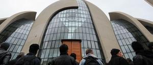 Im September eröffnete der türkische Präsident Erdogan die Kölner Ditib-Zentralmoschee. Jetzt ließ er hier eine Parallel-Islamkonferenz von eigenen Beamten organisieren.