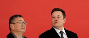 Elektrisiert sind offenbar nicht nur Teslas Autos, sondern auch Elon Musks Blick (r.) bei der Grundsteinlegung der Fabrik in Shanghai.