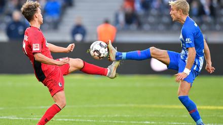 Strecken für einen neuen Vertrag. Per Skjelbred (r.) soll noch ein Jahr bei Hertha BSC bleiben.