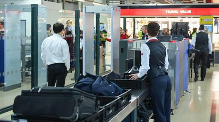 Sicherheitskontrolle im Flughafen Tegel. Verdi fordert 20 Euro pro Stunde für alle Flughafen-Sicherheitsleute - derzeit bekommen sie 17,12 Euro. 