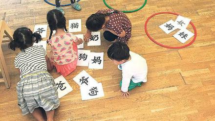 Spielerisch. Chinesisch lernen bei den „Berliner Pandabären“. 