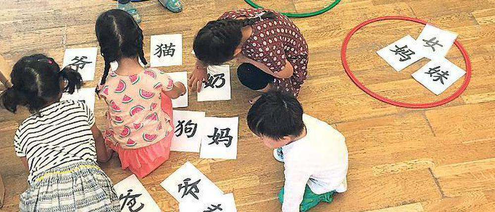 Spielerisch. Chinesisch lernen bei den „Berliner Pandabären“. 
