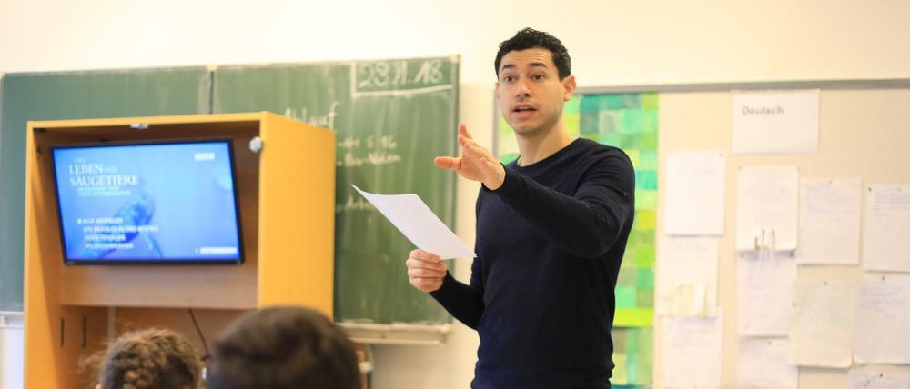 Ein Quereinsteiger-Lehrer beim Bio-Unterricht