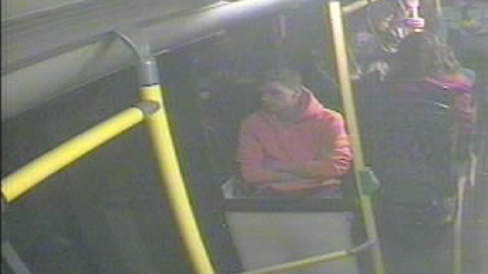 Dieser Mann soll im Juni 2018 einen Fahrgast mit einem Messer verletzt haben.