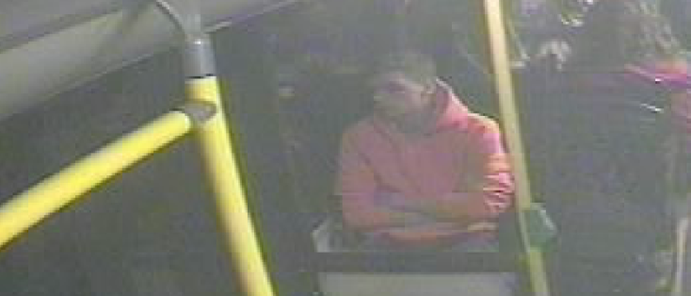 Dieser Mann soll im Juni 2018 einen Fahrgast mit einem Messer verletzt haben.