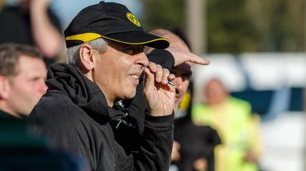 Nicht erfreut. Lucien Favre macht sich intensive Gedanken um seine Defensive.