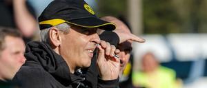 Nicht erfreut. Lucien Favre macht sich intensive Gedanken um seine Defensive.