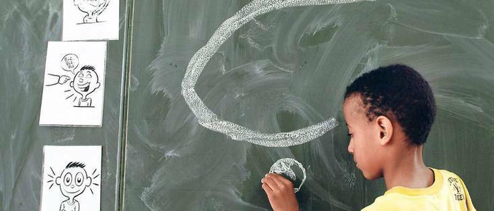 Was tun gegen den Lehrermangel? In Berlin wird seit 2004 nicht mehr verbeamtet. Ob das der richtige Weg war, ist umstritten.