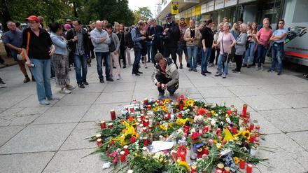 Blumen und Kerzen am Tatort des Messerangriffs in Chemnitz Tatort in der Innenstadt (Archivbild)