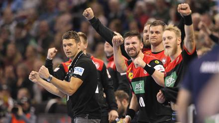 Ein Team. 16 Spieler hat Trainer Christian Prokop (l.) für die WM nominiert.