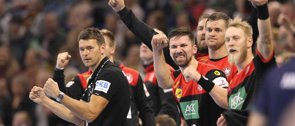 Ein Team. 16 Spieler hat Trainer Christian Prokop (l.) für die WM nominiert.