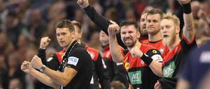 Ein Team. 16 Spieler hat Trainer Christian Prokop (l.) für die WM nominiert.