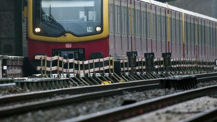 Weiß jedes Kleinkind: Man fährt IN einer S-Bahn mit, nicht AUF und auch nicht DAZWISCHEN.
