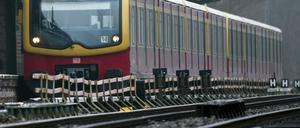Weiß jedes Kleinkind: Man fährt IN einer S-Bahn mit, nicht AUF und auch nicht DAZWISCHEN.