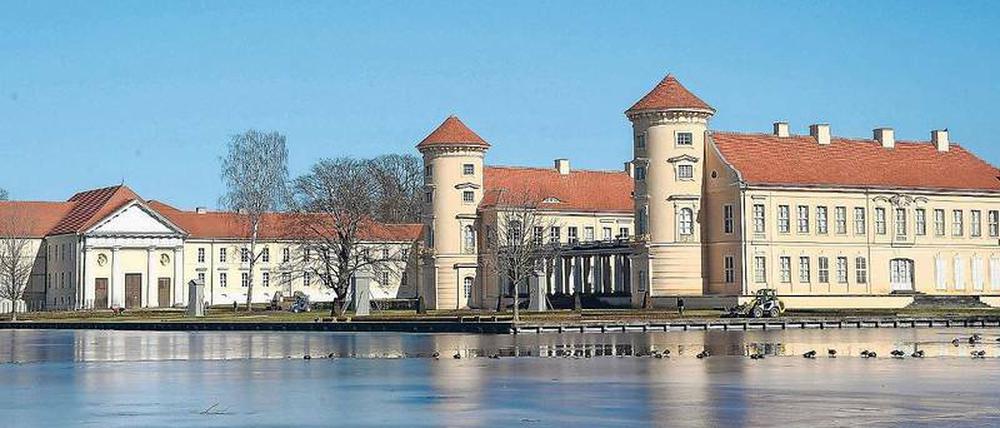 Blick auf das Schlossareal von Rheinsberg. Links das Ende der Neunzigerjahre wieder aufgebaute Schlosstheater. 