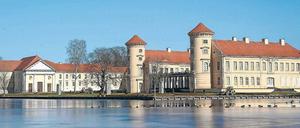 Blick auf das Schlossareal von Rheinsberg. Links das Ende der Neunzigerjahre wieder aufgebaute Schlosstheater.