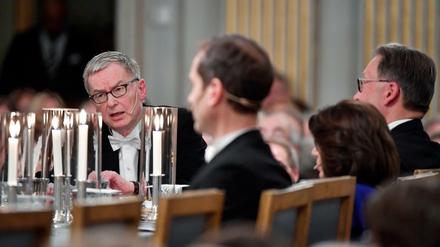 Anders Olsson (l), der Ständige Sekretär der Schwedischen Akademie, bei der öffentlichen Hauptversammlung im Dezember des vergangenen Jahres.