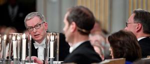 Anders Olsson (l), der Ständige Sekretär der Schwedischen Akademie, bei der öffentlichen Hauptversammlung im Dezember des vergangenen Jahres.