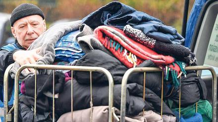 Wärmendes für den Winter. Eine Ladung Decken, Schlafsäcke und Bekleidung für Obdachlose.