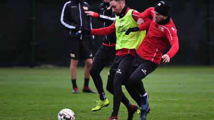 Im Training kämpfen Lennard Maloney, Florian Hübner und Ken Reichel um den Ball.