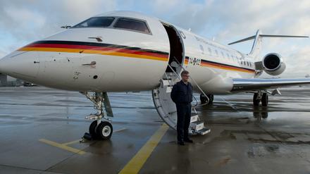 Ein Pilot der Flugbereitschaft neben einer Global 5000 in Hannover (Archiv)