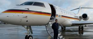 Ein Pilot der Flugbereitschaft neben einer Global 5000 in Hannover (Archiv)
