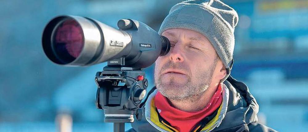 Mit ruhigem Blick. Mark Kirchner wird von Verband und Athleten höchst geachtet. Er führte viele deutsche Biathleten zu großen Erfolgen. Kirchner selbst wurde drei Mal Olympiasieger und sieben Mal Weltmeister. 