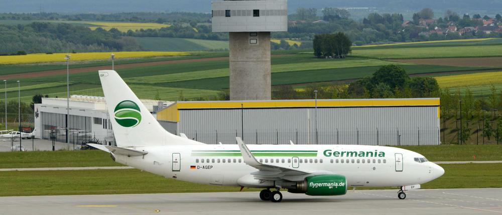 Eine Boeing 737-700 der Germania Fluggesellschaft 2014 am Flughafen Kassel-Calden in Hessen.