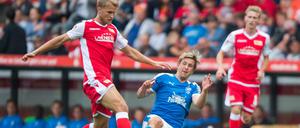 Da war er noch fit. Jenas Kevin Pannewitz grätscht in einem Testspiel im Sommer gegen Unions Sebastian Andersson.
