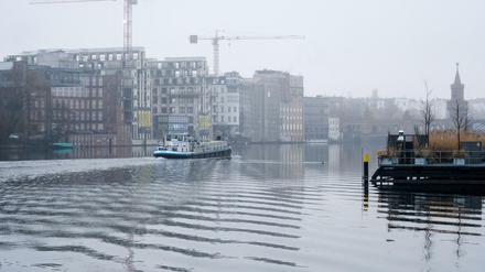 Trübes Wetter hüllt das Spreeufer und die Oberbaumbrücke in Nebel