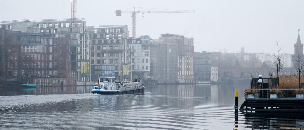 Trübes Wetter hüllt das Spreeufer und die Oberbaumbrücke in Nebel