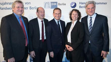 Vor einem Jahr, der Neujahrsempfang der Kammern 2018: Berlins Regierender Bürgermeister Michael Müller (Bildmitte, SPD) mit - von links nach rechts - Jürgen Wittke (Handwerkskammer-Geschäftsführer), Jan Eder (IHK-Geschäftsführer), Beatrice Kramm (IHK-Präsidentin) und Stephan Schwarz (Handwerkskammer-Präsident).